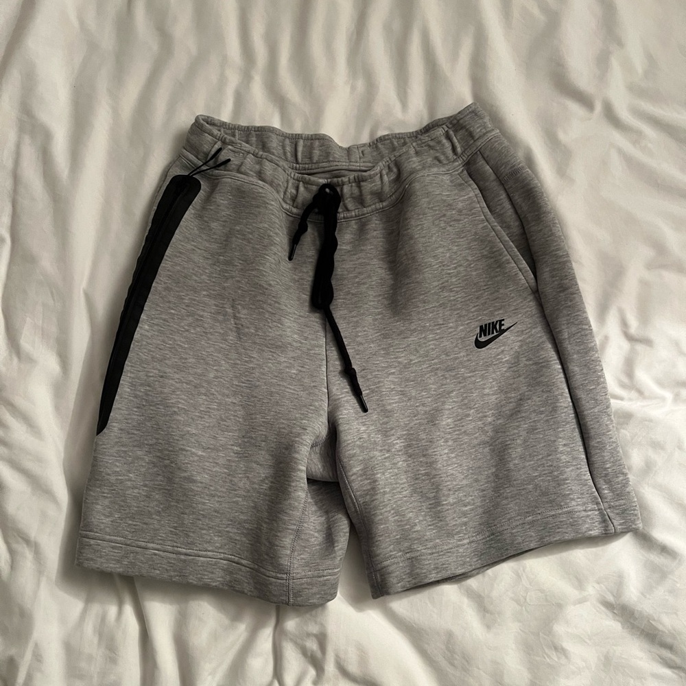 Nike Men’s Light Gray Athletic Shorts with Black Accents
